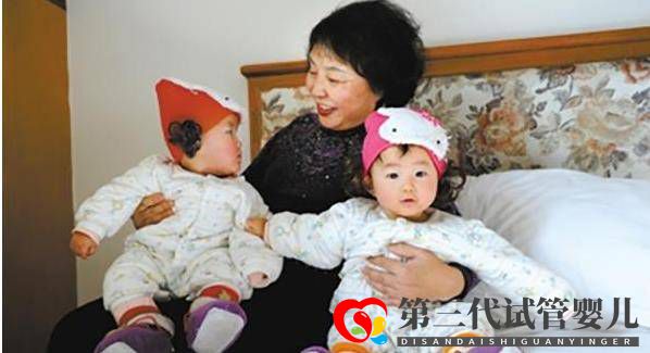 60歲失獨盛海琳試管生下雙胞胎，11年過去了，一家人4口過得如何(圖1)