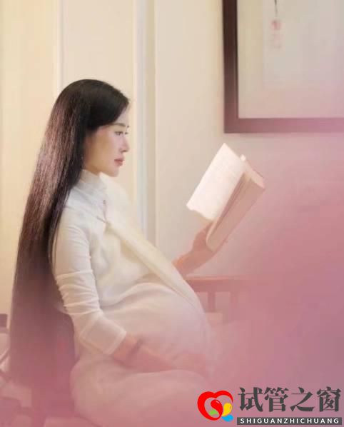 他是知名大導(dǎo)演,妻子為其3次試管取70顆卵子,今年近百歲成人生贏家(圖5)