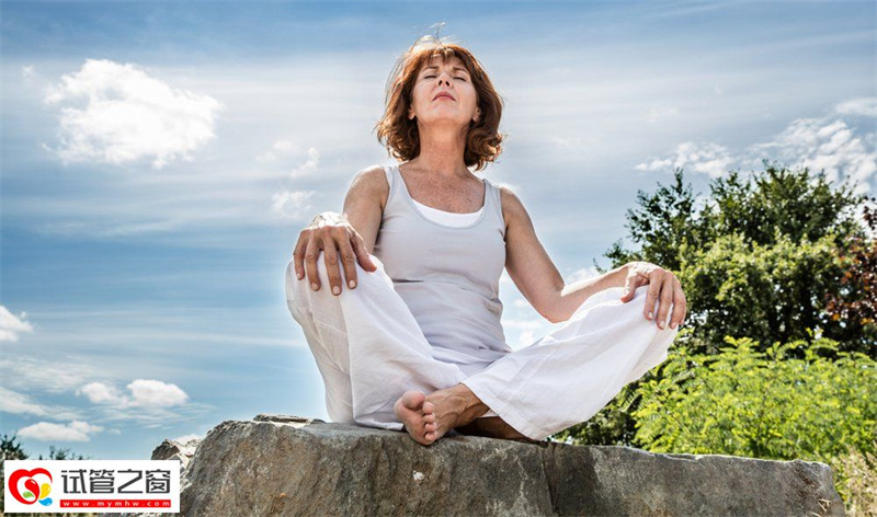 注意暫停,云朵,天空,肩膀,植物,自然界的人們,服飾,閃光攝影,快樂,手勢