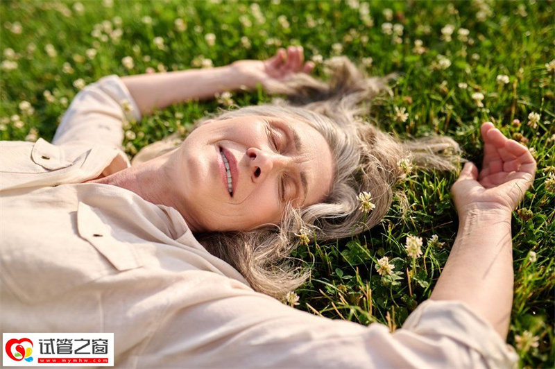 眼窩,皮膚,微笑,發型,自然界的人,綠色,閃光攝影,快樂,植物,手勢