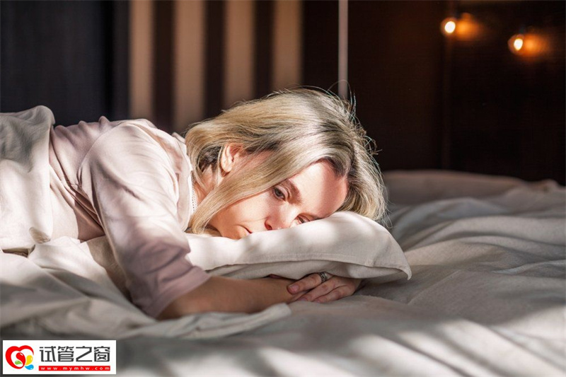 醫生如何有效診斷臨床抑郁癥(圖4) 獨自睡覺,舒適,閃光攝影,手勢