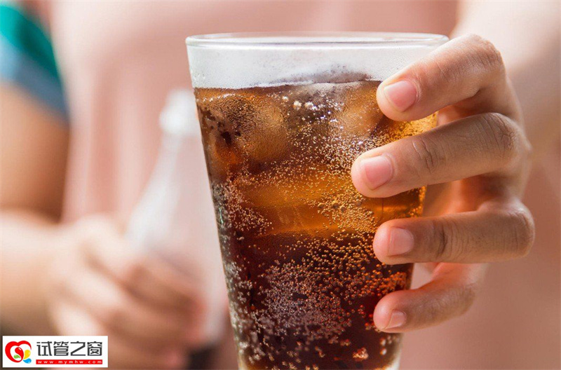 玻璃杯、餐具、餐具、液體、白蘭地、阿普里蒂夫、生銹指甲、配料、液體、飲料、酒器中的冷可樂